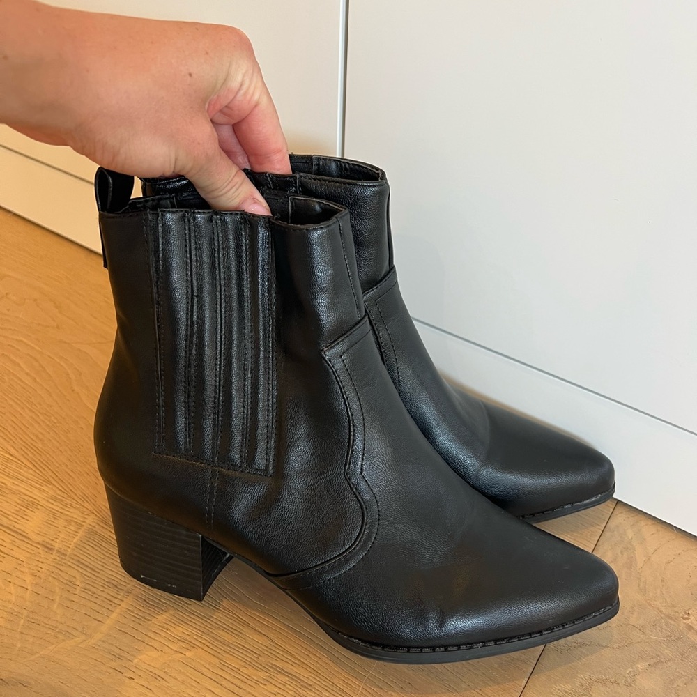 Black Leather Women’s Western Boots